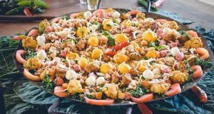 O prato apresentado pela chef leva carne de sol serenada com lascas de pequi flambadas na cachaça, com crisp’s de requeijão moreno e de taioba - Foto: Darlan Fuzuca