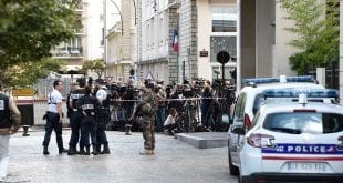 Europa - Carro atropela soldados em subúrbio de Paris e deixa seis feridos