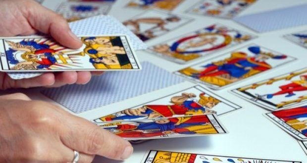 Para Francisco, cristãos que consultam "cartomantes e horóscopos" não tem "fé tão forte"