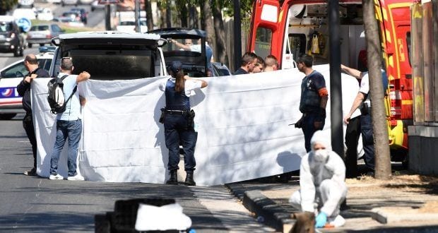 Veículo avança contra ponto de ônibus e mata uma pessoa em Marselha