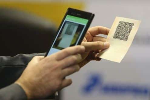 O documento utiliza um QR code que é escaneado pelos celulares