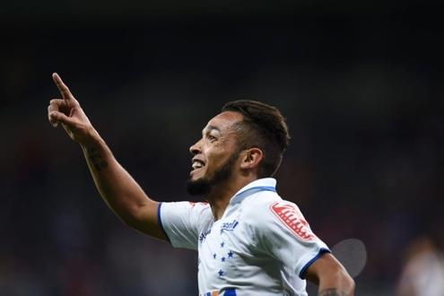 Rafinha marcou o gol de empate da Raposa