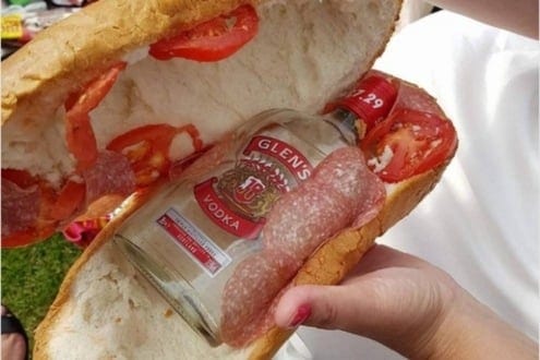 Mulher é flagrada com vodca dentro de sanduíche com salame