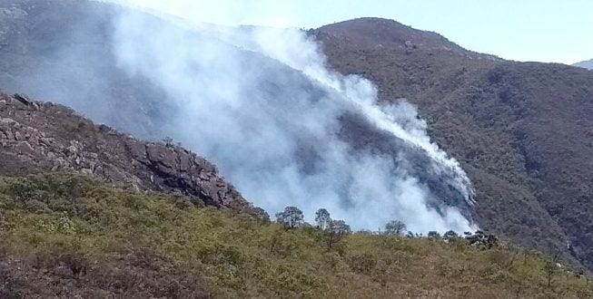 Área queimada no Pico do Itacolomi ainda não informada; suspeita é de incêndio criminoso