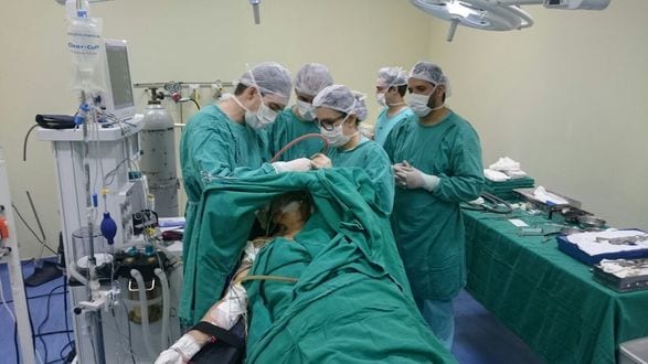 Montes Claros - Equipe do Hospital Dilson Godinho opera paciente acordada para retirada de tumor cerebral