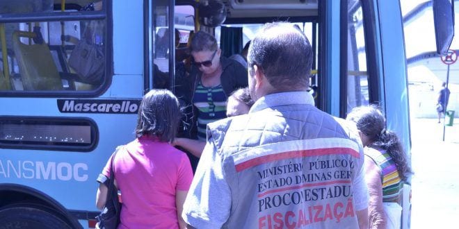 Os representantes do MP estão conversando com os usuários dentro dos próprios coletivos, ouvindo e apurando denúncias.  