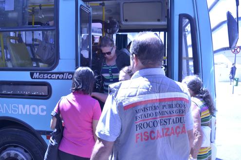 Os representantes do MP estão conversando com os usuários dentro dos próprios coletivos, ouvindo e apurando denúncias.  