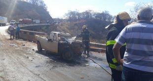 Montes Claros - Carro pega fogo em engavetamento com quatro veículos - Foto: Corpo de Bombeiros