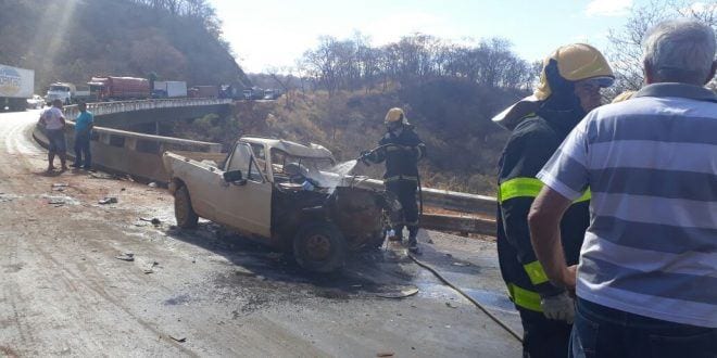 Montes Claros - Carro pega fogo em engavetamento com quatro veículos - Foto: Corpo de Bombeiros
