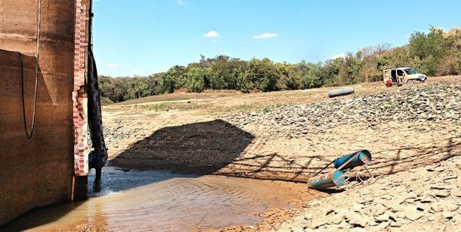 Em estado de restrição, rio Juramento, em Montes Claros, está muito abaixo do ideal