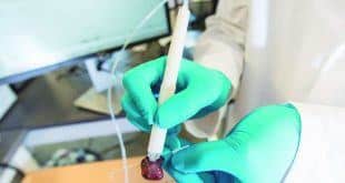 Caneta é uma espécie de sonda que libera minigotícula de água na célula e capta substâncias químicas