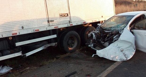 Motorista foge depois de causar acidente com oito veículos