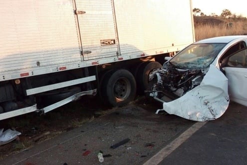 Motorista foge depois de causar acidente com oito veículos