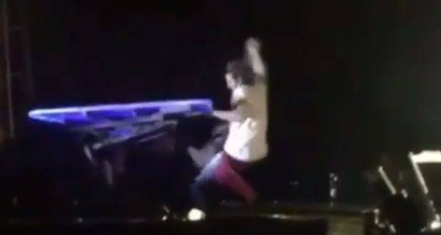 Luan Santana cai de plataforma em show