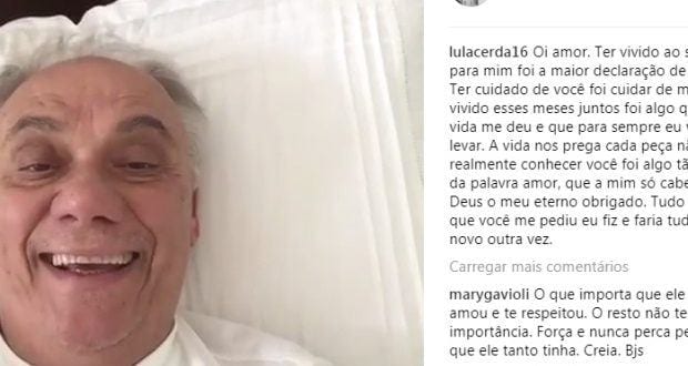 Marcelo aparece em uma cama, de repouso, a espera da namorada