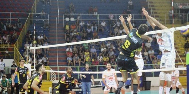Montes Claros Vôlei vence JFV e garante três pontos na primeira partida