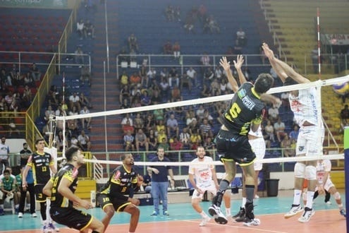 Montes Claros Vôlei vence JFV e garante três pontos na primeira partida