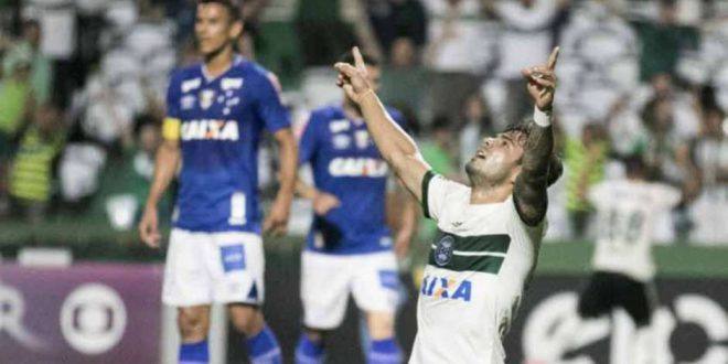 Brasileirão 2017 - Coritiba bate Cruzeiro e mantém esperança