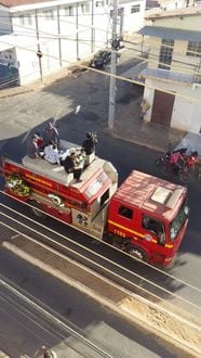 Com dor, saudade e homenagens, uma multidão – que gritava “nossa heroína” – foi dar adeus à professora Heley de Abreu.