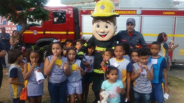 Montes Claros - Crianças carentes ganham dia de festa em comemoração ao Dia das Crianças
