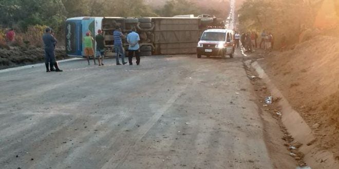 Montes Claros - Acidente entre carreta e ônibus deixa pelo menos 13 feridos em Montes Claros