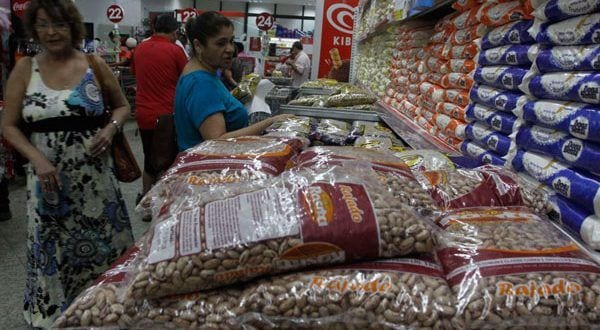 Com queda no preço dos alimentos, população de baixa renda volta às compras