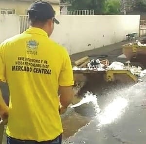 funcionário do Mercado Central desperdiçando água