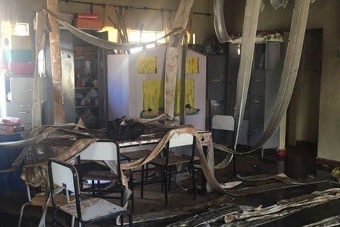 A queda do forro de PVC, que derreteu com o incêndio, teria sido a principal causa das lesões sofridas pelas vítimas do ataque, segundo análise inicial da Perícia.