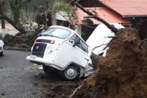 Vídeo - Kombi roda praticamente dividida ao meio