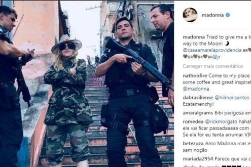 Ao lado de PMs com fuzis, Madonna posta foto em morro carioca