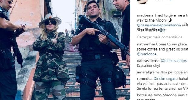 Ao lado de PMs com fuzis, Madonna posta foto em morro carioca