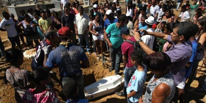 Norte de Minas - Comoção durante a despedida das vítimas da tragédia em Janaúba