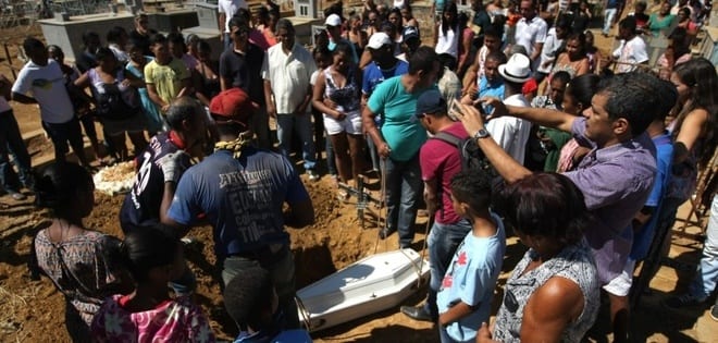 Norte de Minas - Comoção durante a despedida das vítimas da tragédia em Janaúba