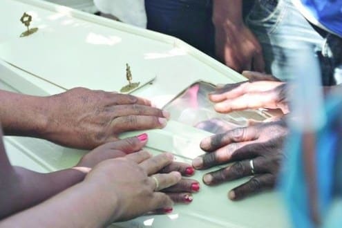 Nessa sexta-feira, foram enterrados sete mortos do massacre, sendo cinco crianças e dois adultos: a professora Heley e o vigia Damião, que provocou a tragédia