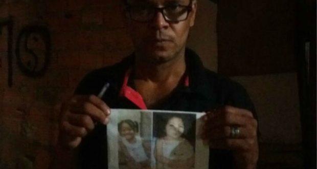 Os corpos foram deixados no interior de um veículo em um terreno baldio. A polícia foi acionada e investiga o caso