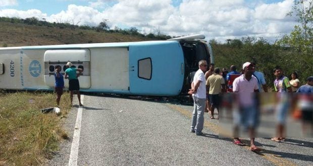 5 pessoas morrem em acidente de ônibus que levava crianças a parque na Bahia