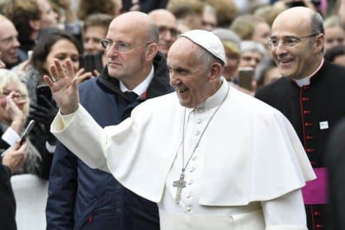 Governo paga visita de políticos e parentes ao Vaticano