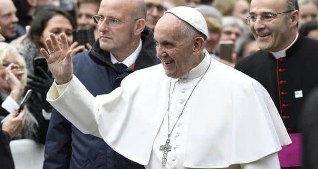 Governo paga visita de políticos e parentes ao Vaticano