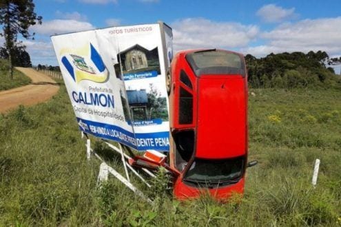 Carro roda e fica escorado na vertical em rodovia catarinense