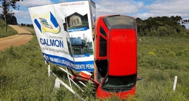 Carro roda e fica escorado na vertical em rodovia catarinense