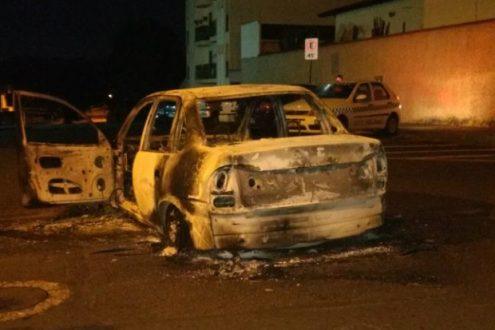 Carros foram queimados pela quadrilha durante a ação