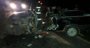 Carro ficou destruído após bater em caminhão na BR-365