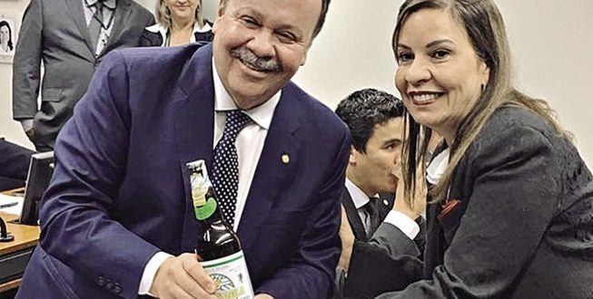 TÍTULO – O relator Antônio Goulart e Raquel Muniz, autora do texto, comemoram aprovação de projeto