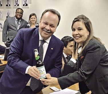 TÍTULO – O relator Antônio Goulart e Raquel Muniz, autora do texto, comemoram aprovação de projeto