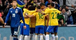 Neymar é festejado após anotar o gol que abriu o placar para a seleção