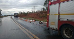 Montes Claros - Caminhão com nitrato de amônia bate em carro e derrama parte da carga em Montes Claros