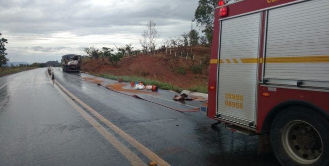 Montes Claros - Caminhão com nitrato de amônia bate em carro e derrama parte da carga em Montes Claros