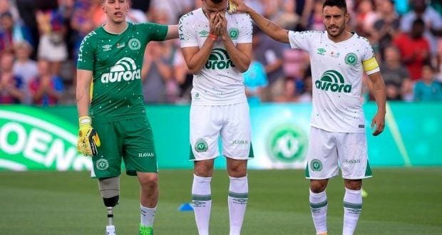 Follmann, Neto e Alan Ruschel, jogadores sobreviventes do acidente, recebem homenagem