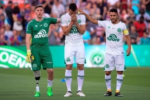 Follmann, Neto e Alan Ruschel, jogadores sobreviventes do acidente, recebem homenagem