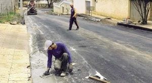 Descaso - População banca o asfalto na rua em Montes Claros
